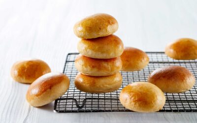 Billede af brioche-boller på en rist