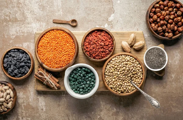 depositphotos_230171170-stock-photo-top-view-wooden-board-legumes bælgfrugter